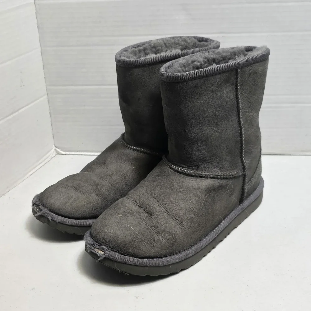 UGG Kids Classic II Short Cuff Boots 1017703K Gray Sheepskin Big Kids Sz 6